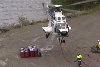 Helikopter met sloopkogel sloopt stuk van berg in Noorwegen