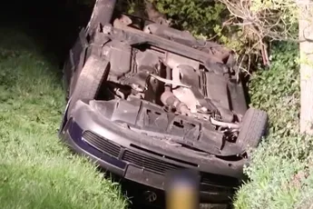 Het kan gekker: Persfotograaf met auto en al door shovel in sloot geduwd