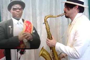 Het lijflied van de Ghanese grafkistdragers op saxofoon