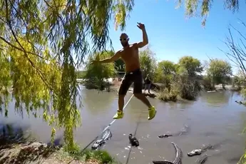 Holy Sh*t! Man wandelt over hongerige krokodillen op een slackline!