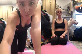 Hond legt cadeautje neer voor dame die net aan Yoga sessie wil beginnen