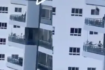 Idee om op balkon te schommelen ziet er levensgevaarlijk uit