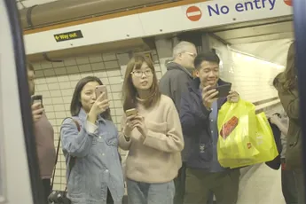 Idee voor de vrijdagmiddag: Hou een illegale rave in de metro!