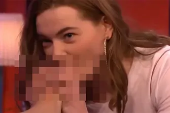 Iedereen bang voor COVID-19, Emma Wortelboer likt teen op televisie