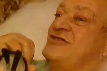 In bad met een Belg die een varkentje en een pop heeft