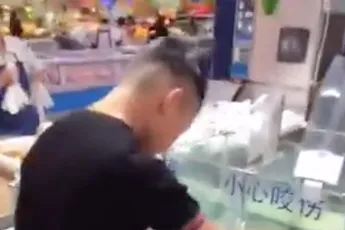 In een supermarkt in Azië: Meenemen of hier opeten?