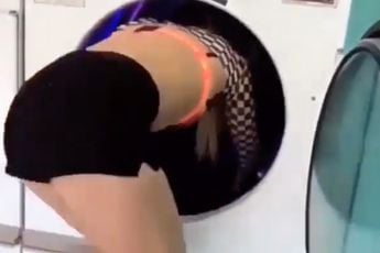 Ingang naar een geheime rave via een wasmachine