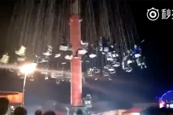 Inzittenden Chinese draaimolen vallen naar beneden door gebroken touw