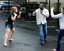 Irritant schijtwijf vraagt om klappen!