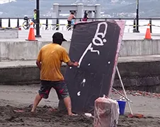 Je raadt nooit wat deze straatartiest aan het tekenen is...