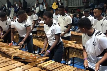 Je wordt vrolijk van Zuid-Afrikaanse leerlingen die show geven op Marimba