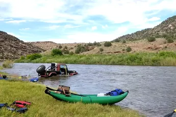 Jeep probeert rivier in Colorado over te steken, maar wordt een duikboot