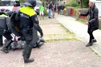 Jeroen wil niet luisteren in Wageningen, dus wordt handje geholpen