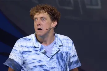 Jochem Myjer kan echt heel erg goed rapper Lange Frans nadoen