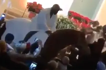 Kanye West look-alike pleurt van paard tijdens dienst in kerk