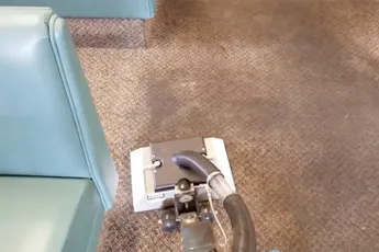 Kijken naar hoe goor tapijt wordt gereinigd werkt rustgevend