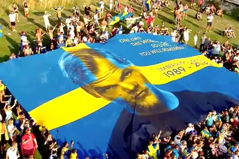 Kippenvel moment op Tomorrowland: Fans herdenken Avicii met spandoek