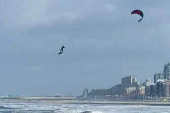 Kitesurfer Kevin de Smidt heeft genoten van storm Ciara