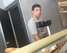 Klantvriendelijke bakker: "Volgende keer doe ik er kakkerlakken in!"