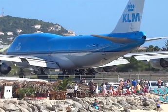 KLM Boeing 747 blaast mensen de zee in op Sint Maarten