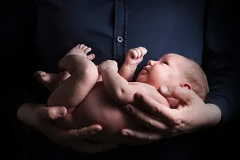 Knettergek: Man laat vrouw in Belgie bevallen om kind Feyenoord te noemen