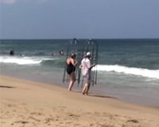 Koppel test zelfgemaakte haaienkooien op North Carolina beach