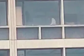 Koppeltje geniet in gebouw van universiteit van Bogota