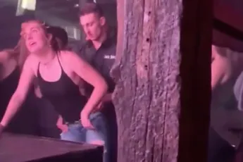 Koppeltje in club doet dansje op liedje Hoofd schouders knie en teen