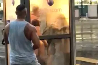 Koppeltje streept telefooncel van bucket list af