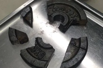 Krachtpatser met penis vast in halterschijf...