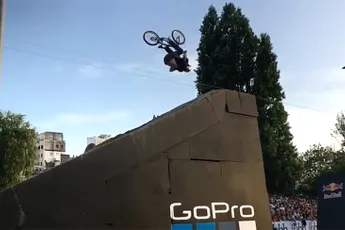 Landing van BMX fietser Brandon Schmidt ziet er niet goed uit