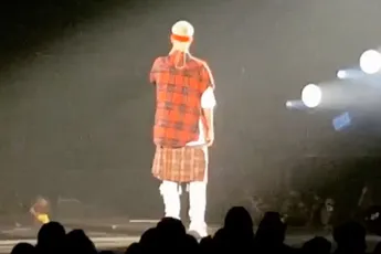 Lekker voor hem, Justin Bieber pleurt in gat in podium