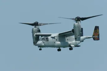 Lig je lekker in de zee te dobberen, komt er een V-22 Osprey langs