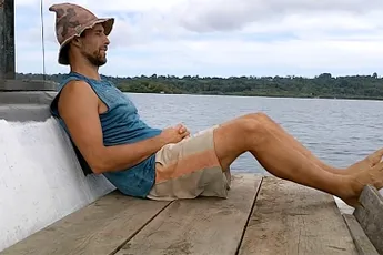 MacGuyver in Panama maakt een boot op zonne-energie