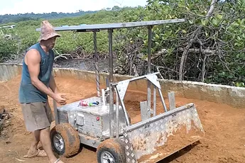 MacGuyver van Panama heeft zijn eigen mini-bulldozer gebouwd
