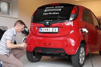 Man bouwt volledig functionerende keuken in zijn elektrische auto