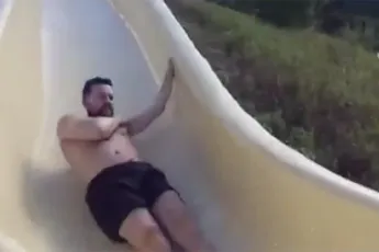 Man breekt arm en ribben na vliegles uit waterglijbaan!