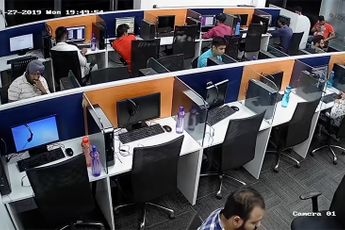 Man hackt computers en bewakingscamera van scammers in India