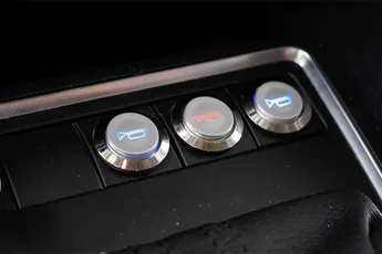 Man heeft een vriendelijke toeter in zijn auto gebouwd