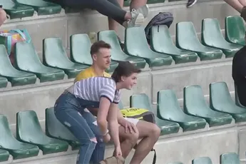 Man in Australie legt lat om je vriendin ten huwelijk te vragen een stuk hoger