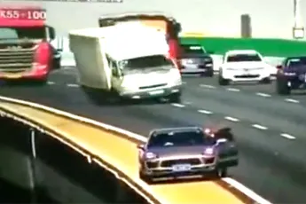 Man in China gebruikt krik als gevarendriehoek, gaat verschrikkelijk mis