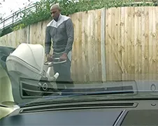 Man in Londen bekrast Aston Martin V8 Vantage met sleutel