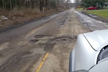 Man in Ohio ergert zich groen en geel aan gaten in het asfalt