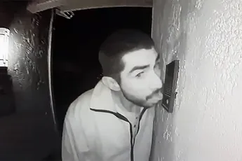 Man in Salinas heeft rare fetish: Deurbel likken...