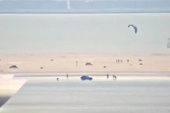 Man maakt salto's met Mercedes Benz AMG G63 op het strand van Kijkduin
