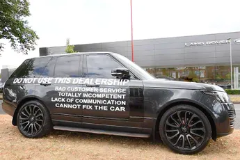 Man parkeert Land Rover met klachten voor de deur van dealer