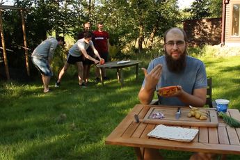 Man tjapt Surströmming alsof er niets aan de hand is, zijn vrienden beleven het anders