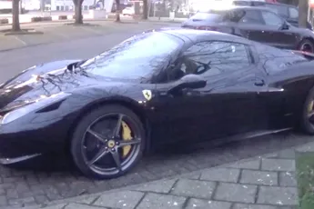 Man ziet Ferrari, maar kan niet van de schoonheid genieten