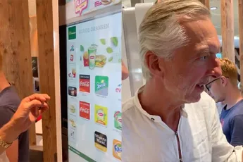 Martien Meiland komt erachter dat ze geen wijn bij de Mac hebben