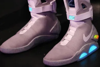 Marty McFly probeert zelfstrikkende schoenen uit Back to the Future 2